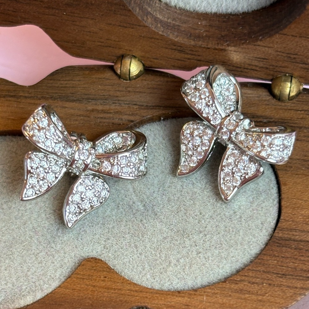 💎Chic Silver Bow Earrings💎